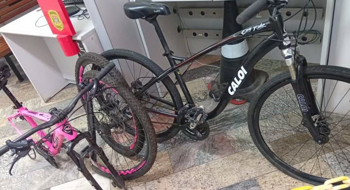 APÓS INVADIREM PRÉDIO NO CONTINENTAL, CRIMINOSOS FURTAM MOTO E BICICLETAS NA RUA AMPARO