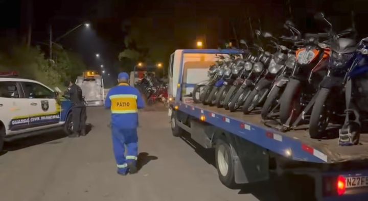 MOTOCICLISTA FOGE PULANDO EM REPRESA E DEIXA MOTO PARA TRÁS EM AÇÃO DA GCM NO BATISTINI; 26 MOTOS ACABAM APREENDIDAS