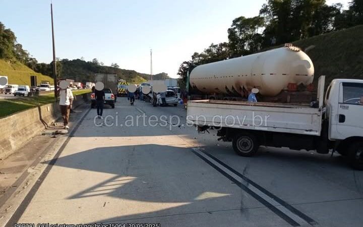 ENGAVETAMENTO COM 15 VEÍCULOS INTERDITA RODOANEL TRECHO LESTE EM SÃO BERNARDO