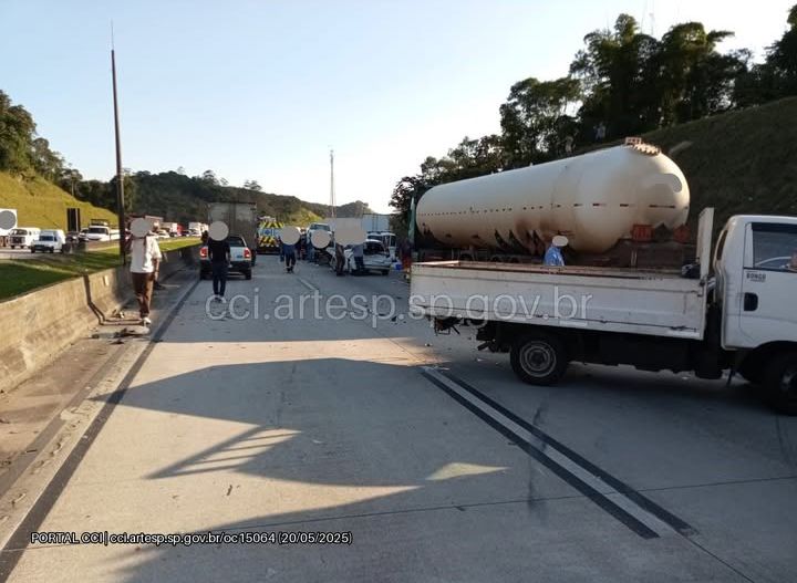ENGAVETAMENTO COM 15 VEÍCULOS INTERDITA RODOANEL TRECHO LESTE EM SÃO BERNARDO