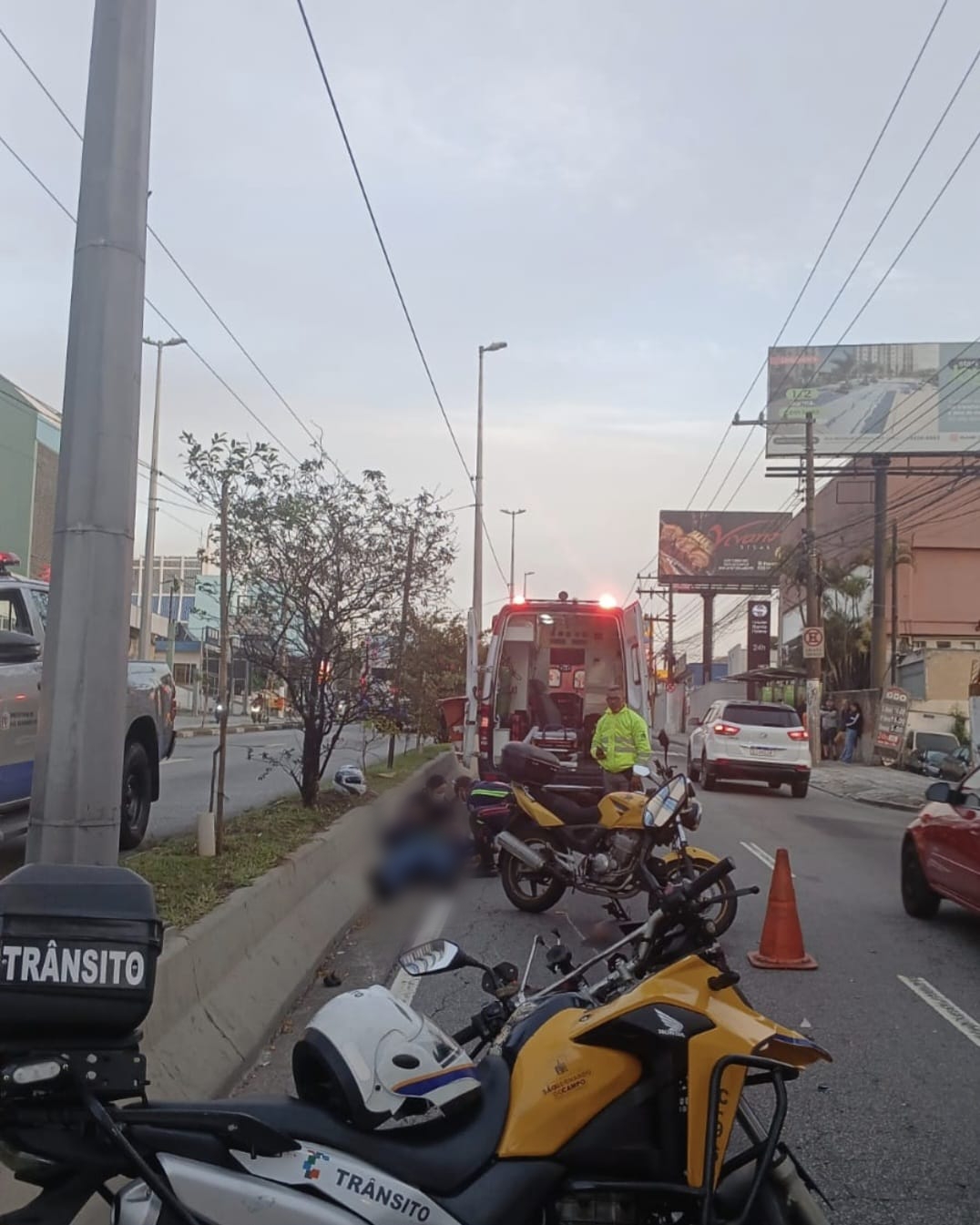 ACIDENTE ENTRE MOTO E CARRO GERA LENTIDÃO NA AVENIDA LUCAS NOGUEIRA