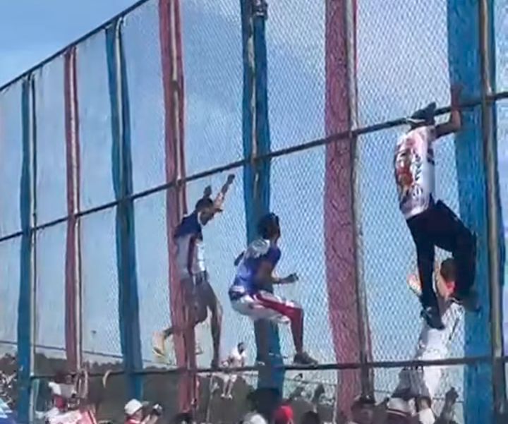 BRIGA ENTRE TORCIDAS DEIXA QUATRO GCMS FERIDOS E VIATURA APEDREJADA EM JOGO NA VILA SÃO JOSÉ