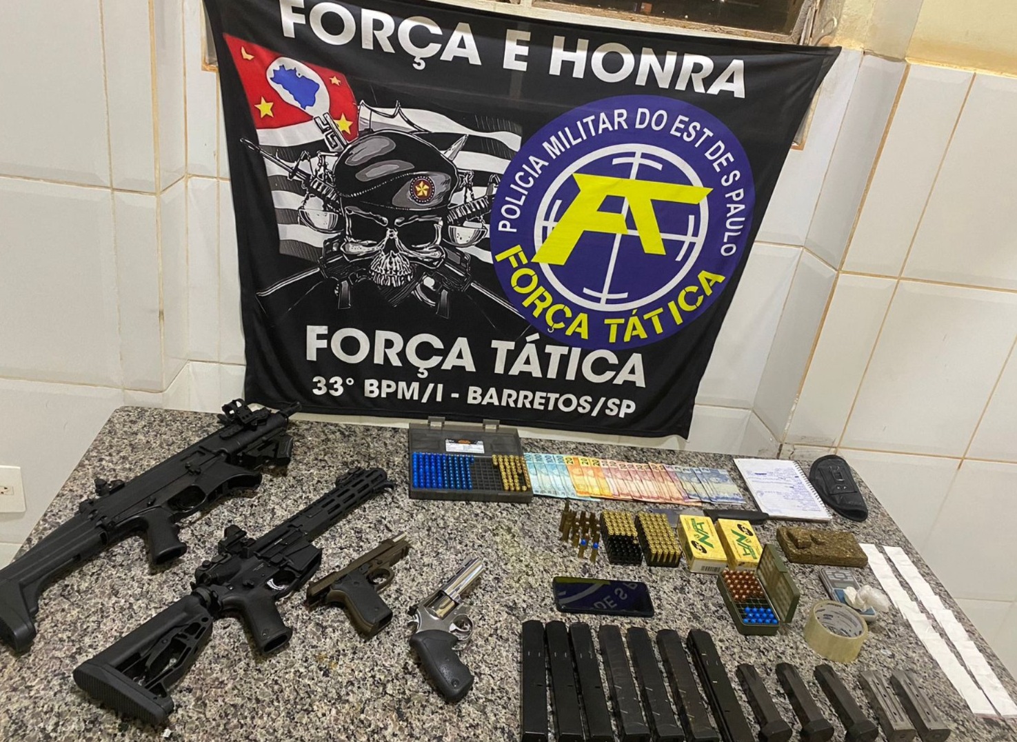 HOMEM É PRESO POR TRÁFICO DE DROGAS E ALUGUEL ILEGAL DE ARMAS EM BEBEDOURO (SP)