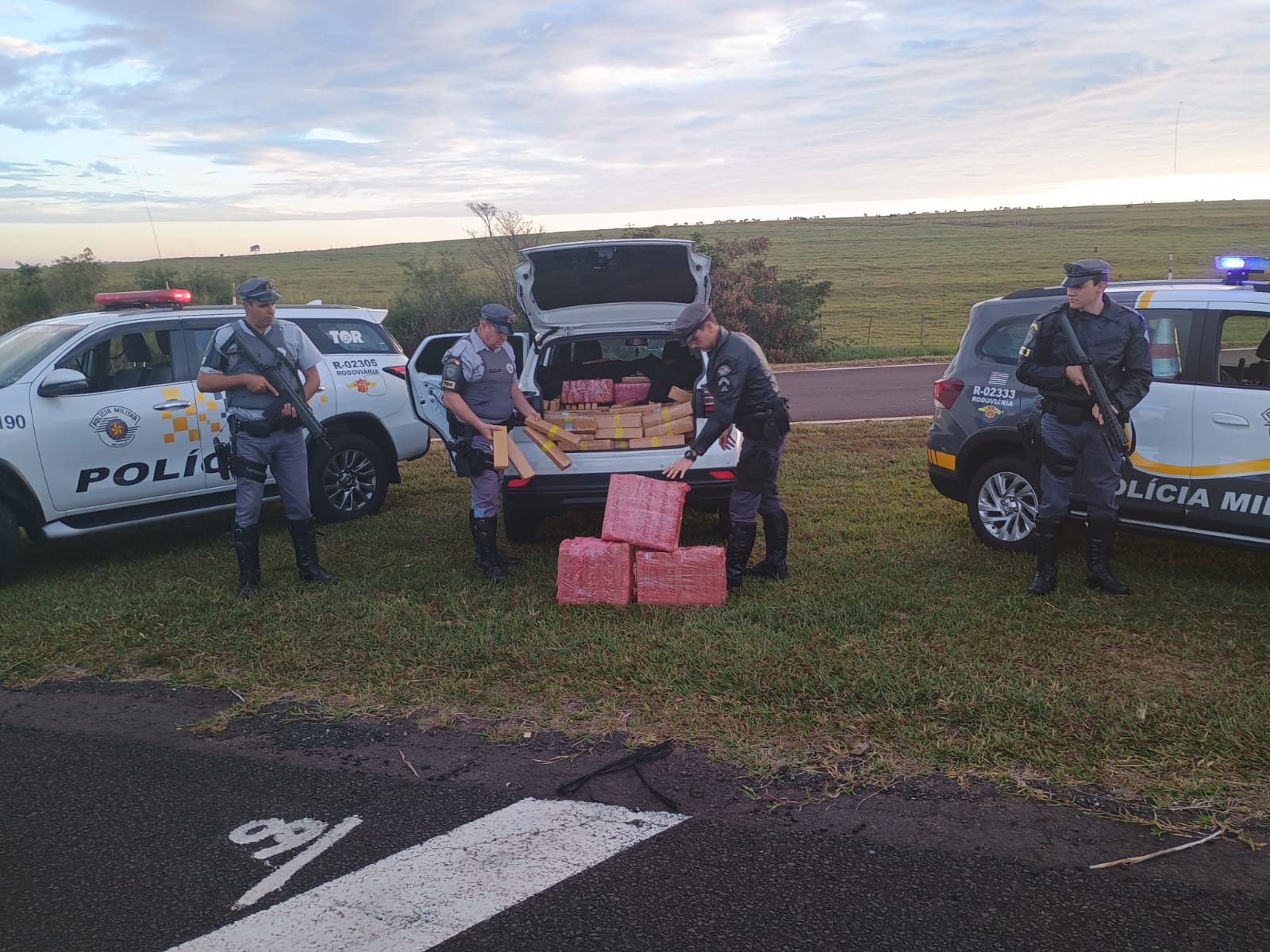 POLÍCIA APREENDE MAIS DE 840KG DE MACONHA EM RODOVIA NO INTERIOR DE SP