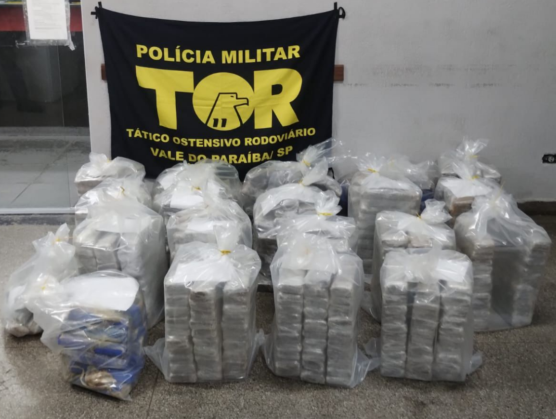 CASAL É PRESO COM MAIS DE 400 QUILOS DE MACONHA NA RODOVIA CARVALHO PINTO, EM SÃO JOSÉ DOS CAMPOS