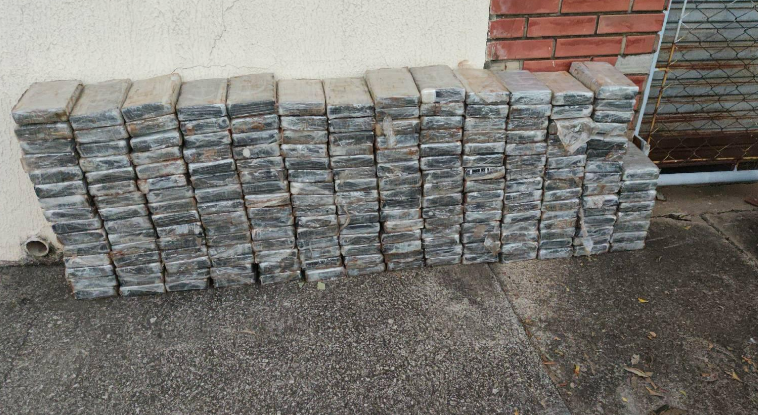 POLÍCIA MILITAR RODOVIÁRIA APREENDE 500 KG DE COCAÍNA ESCONDIDOS EM CAMINHÃO-TANQUE NO INTERIOR