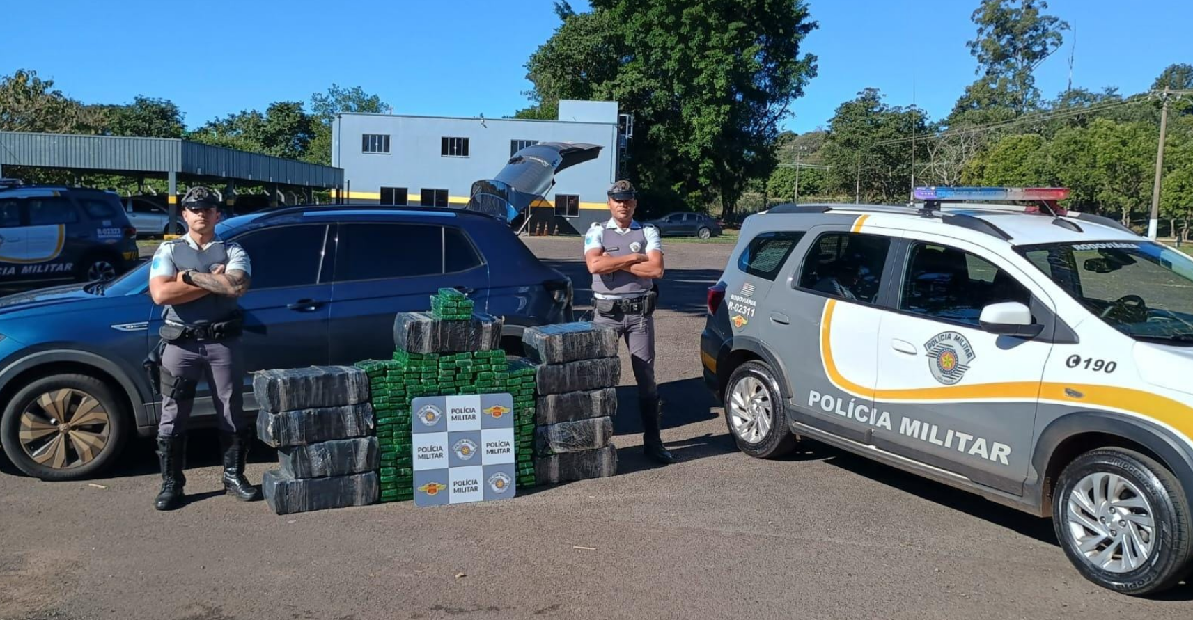 HOMEM É PRESO COM MAIS DE 390 QUILOS DE MACONHA EM CARRO FURTADO NA RODOVIA MIGUEL JUBRAN