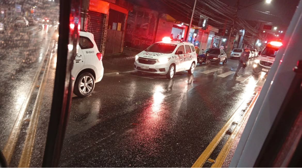 CRIANÇA É ATROPELADA POR MOTO AO SOLTAR A MÃO DA MÃE NO JARDIM SILVINA
