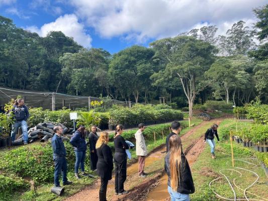 SERVIDORES DA SEMA DE GUARULHOS VISITAM VIVEIRO DE MUDAS EM COTIA PARA TROCA DE EXPERIÊNCIAS AMBIENTAIS