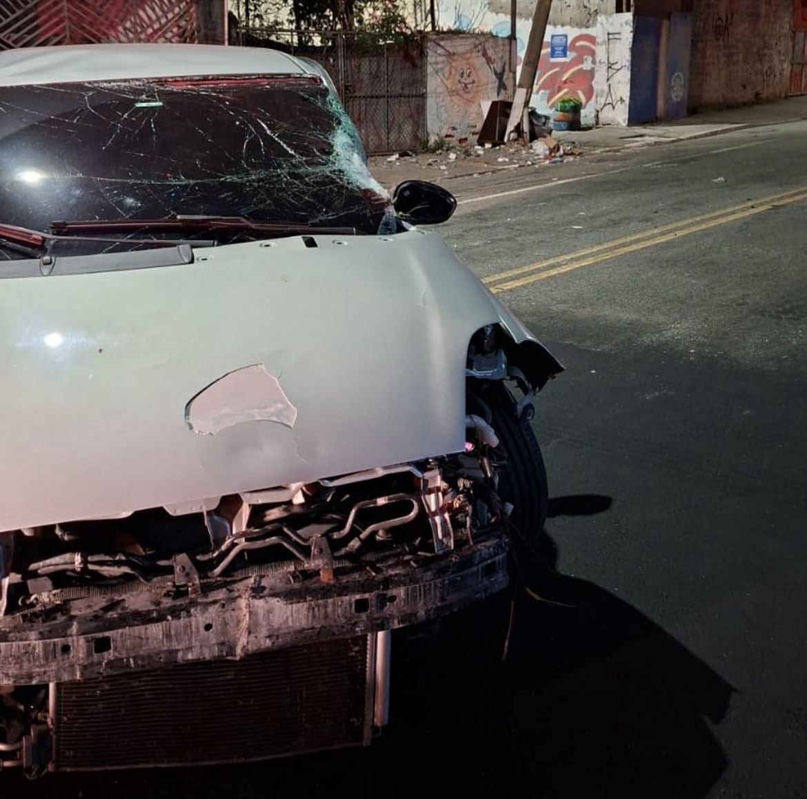 CARRO BATE EM POSTE NA HUMBERTO DE ALENCAR CASTELO BRANCO NA MADRUGADA