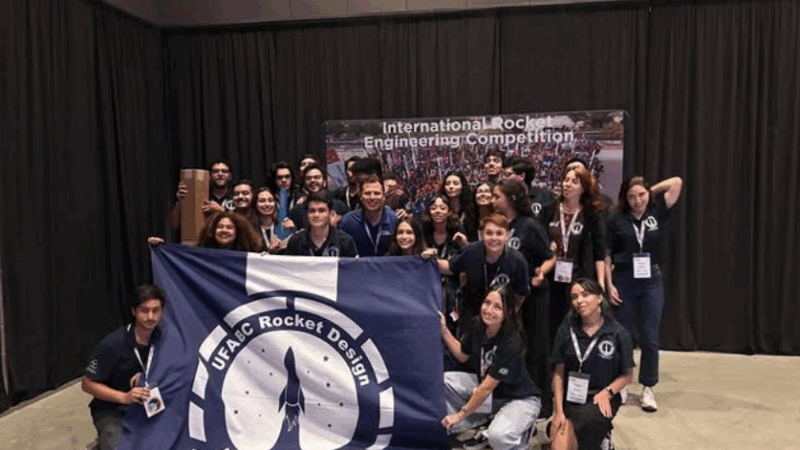 EQUIPE DA UFABC CONQUISTA TÍTULO INÉDITO PARA O BRASIL EM COMPETIÇÃO INTERNACIONAL DE ENGENHARIA DE FOGUETES NOS EUA