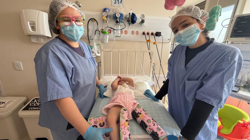 LÍVIA, BEBÊ PREMATURA EXTREMA, FICA EM PÉ PELA PRIMEIRA VEZ COM APOIO DE ÓRTESE EM SÃO BERNARDO