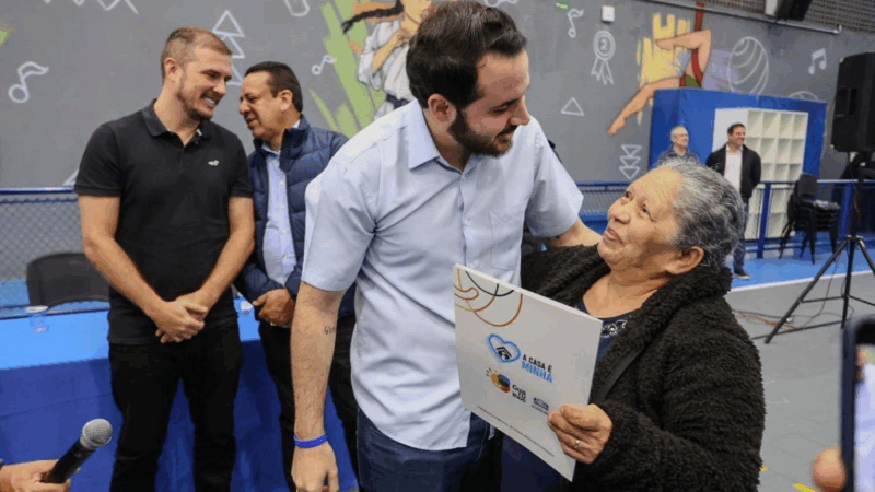 FAMÍLIAS DO PARQUE SÃO MIGUEL RECEBEM 117 TÍTULOS DE PROPRIEDADE EM GUARULHOS