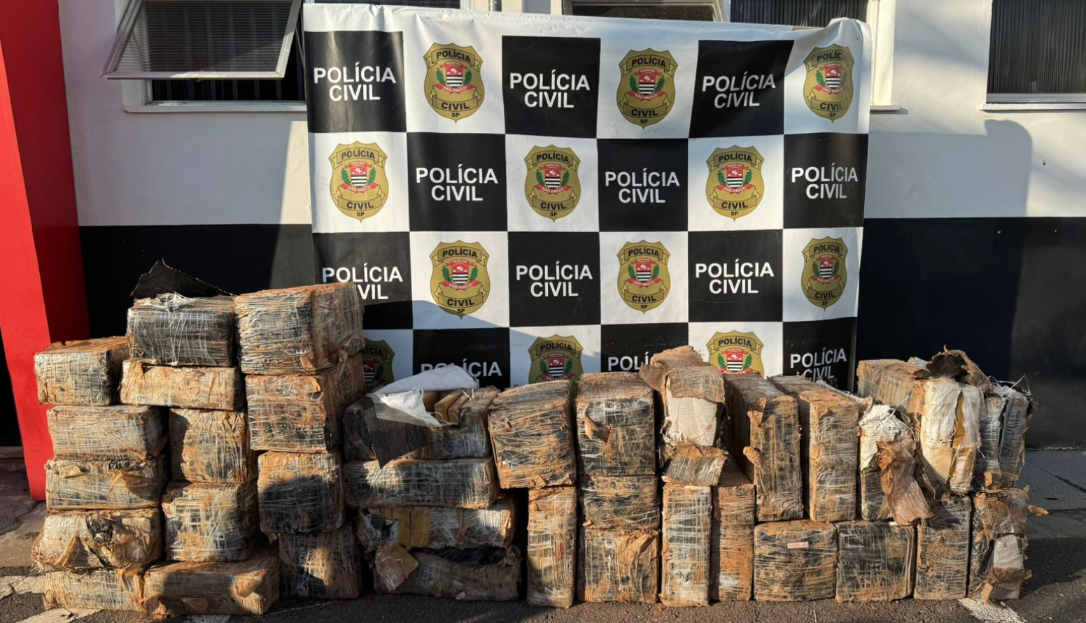 POLÍCIA CIVIL ENCONTRA QUASE UMA TONELADA DE MACONHA ESCONDIDA EM POÇO EM ATIBAIA
