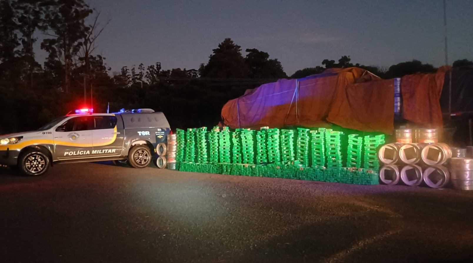 QUASE UMA TONELADA DE MACONHA É APREENDIDA EM CAMINHÃO COM BARRIS DE CHOPP NO INTERIOR DE SP