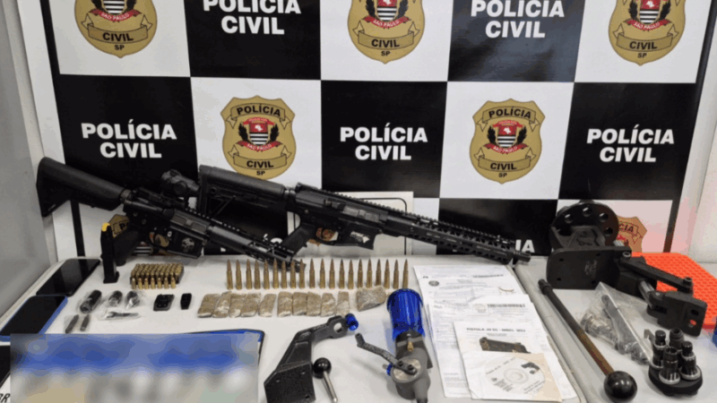 POLÍCIA CIVIL PRENDE SUSPEITO COM DOIS FUZIS EM SANTOS; HOMEM É APONTADO COMO ARMEIRO DE FACÇÃO