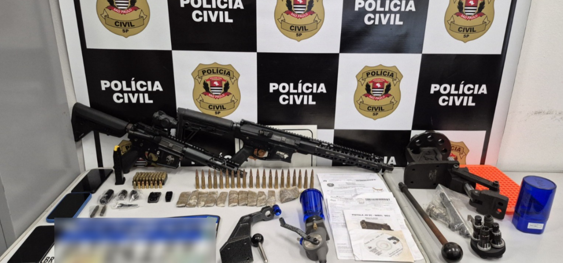 POLÍCIA CIVIL PRENDE SUSPEITO COM DOIS FUZIS EM SANTOS; HOMEM É APONTADO COMO ARMEIRO DE FACÇÃO