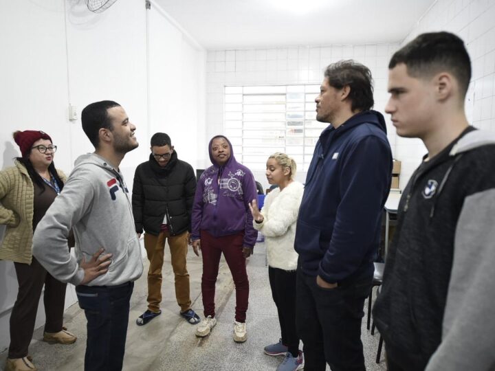 OFICINA DE TEATRO PARA PESSOAS COM DEFICIÊNCIA VISUAL MOBILIZA PARTICIPANTES EM GUARULHOS MESMO COM FRIO INTENSO