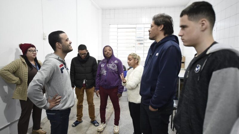 OFICINA DE TEATRO PARA PESSOAS COM DEFICIÊNCIA VISUAL MOBILIZA PARTICIPANTES EM GUARULHOS MESMO COM FRIO INTENSO