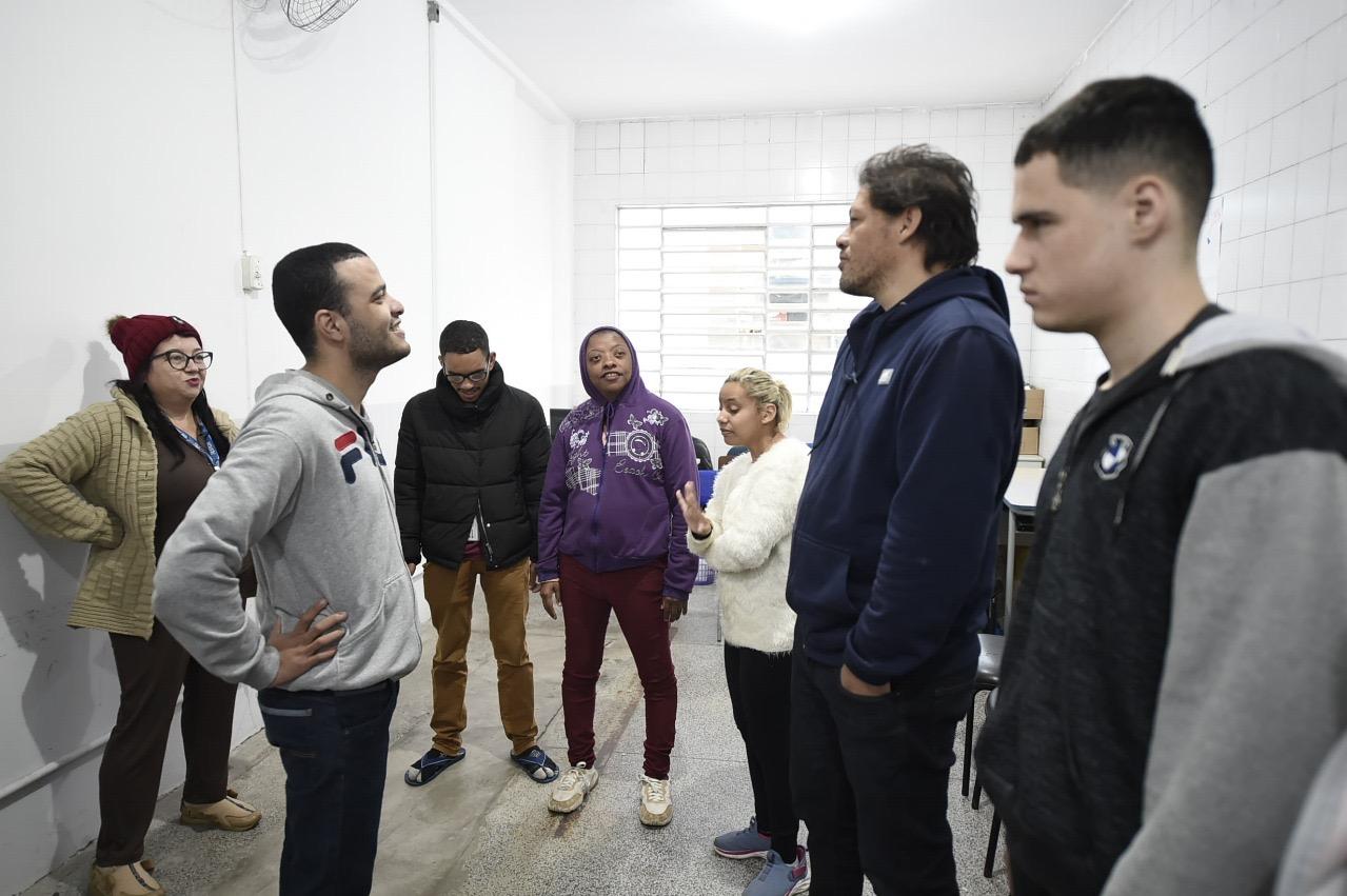 OFICINA DE TEATRO PARA PESSOAS COM DEFICIÊNCIA VISUAL MOBILIZA PARTICIPANTES EM GUARULHOS MESMO COM FRIO INTENSO
