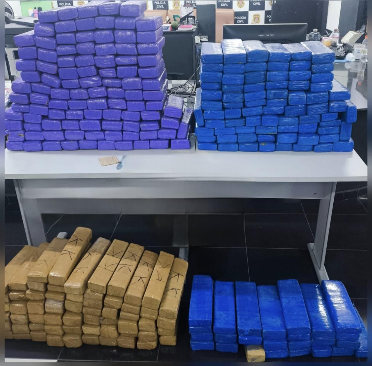 MOTORISTA É PRESO COM 261 QUILOS DE MACONHA APÓS TENTAR FUGIR DA PM NA CASTELLO BRANCO