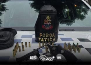 POLÍCIA MILITAR APREENDE ARMA E MUNIÇÕES APÓS DENÚNCIA EM RESIDÊNCIA NA ZONA LESTE