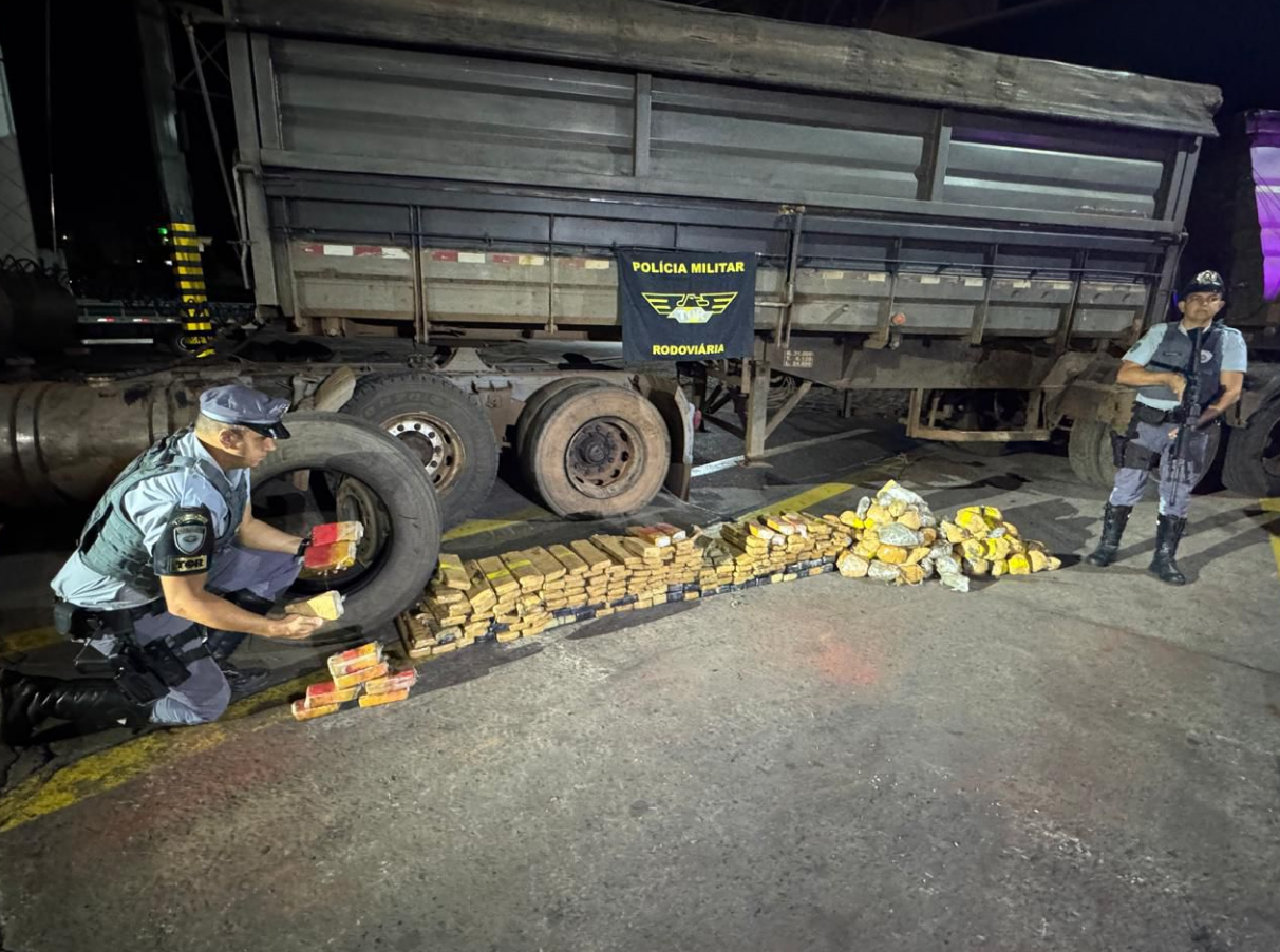 POLÍCIA MILITAR RODOVIÁRIA APREENDE 177 KG DE DROGAS ESCONDIDOS EM PNEUS DE CAMINHÃO EM PRESIDENTE BERNARDES