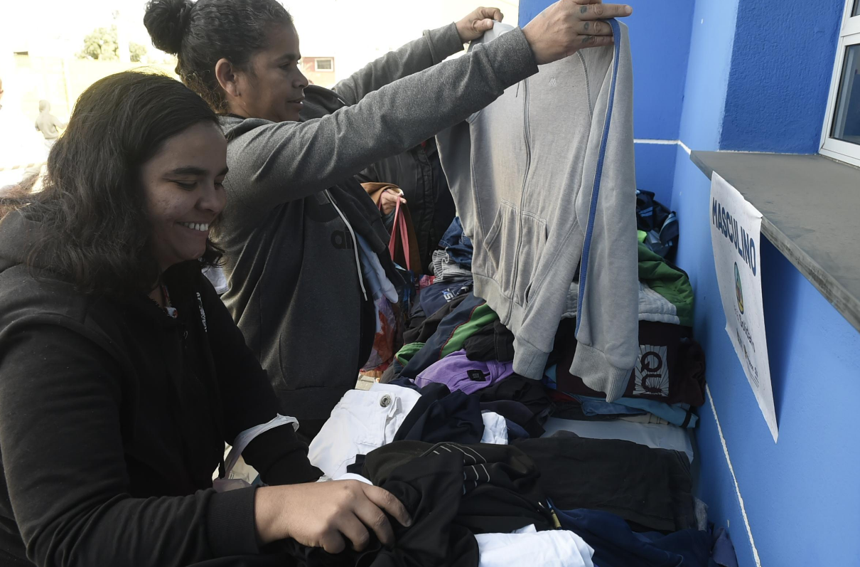 VARAL SOLIDÁRIO DISTRIBUI 2 MIL PEÇAS DE ROUPA PARA FAMÍLIAS EM GUARULHOS