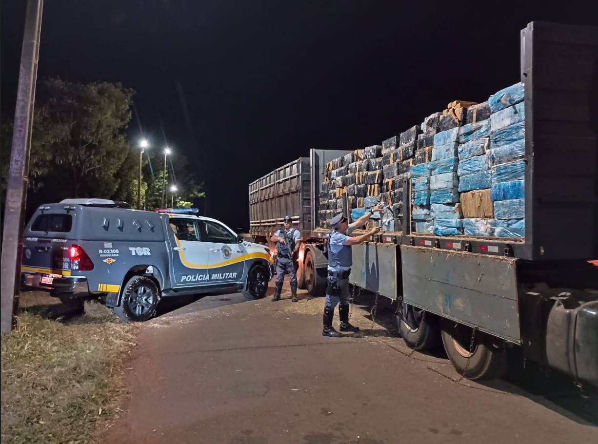 POLÍCIA APREENDE QUASE DUAS TONELADAS DE MACONHA ESCONDIDAS EM CARGA DE FENO EM OURINHOS