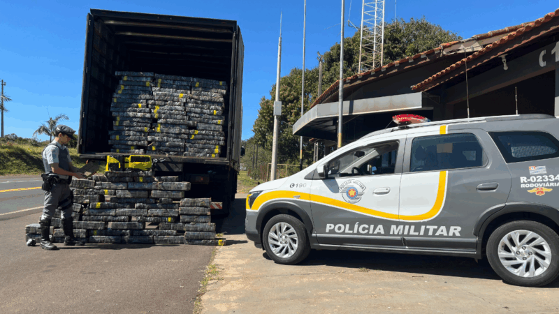 CAMINHONEIRO É PRESO EM PARANAPANEMA COM QUASE UMA TONELADA DE MACONHA