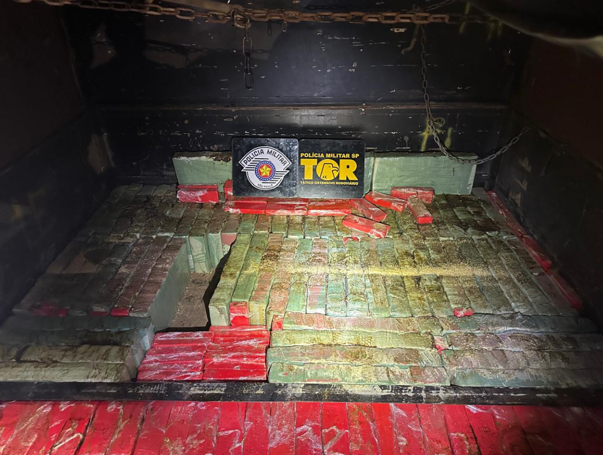 POLÍCIA MILITAR RODOVIÁRIA APREENDE 2,3 TONELADAS DE MACONHA ESCONDIDAS EM CAMINHÃO NA SP-425