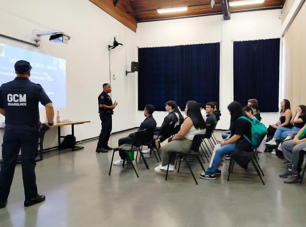 GCM DE GUARULHOS LEVA PALESTRAS SOBRE MEIO AMBIENTE, TRÂNSITO E DROGAS À FEIRA DO ESTUDANTE 2025