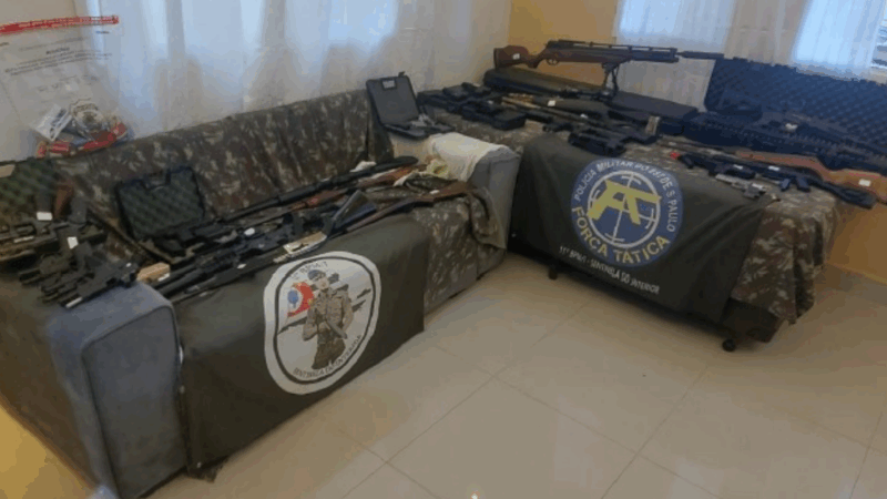 POLÍCIA MILITAR APREENDE ARSENAL EM CASA DE IDOSO SUSPEITO DE FORNECER ARMAS A FACÇÃO CRIMINOSA