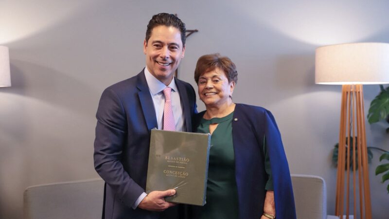 AOS 91 ANOS, DONA CONCEIÇÃO É HOMENAGEADA NA PREFEITURA DE GUARAREMA COM LANÇAMENTO DE LIVROS