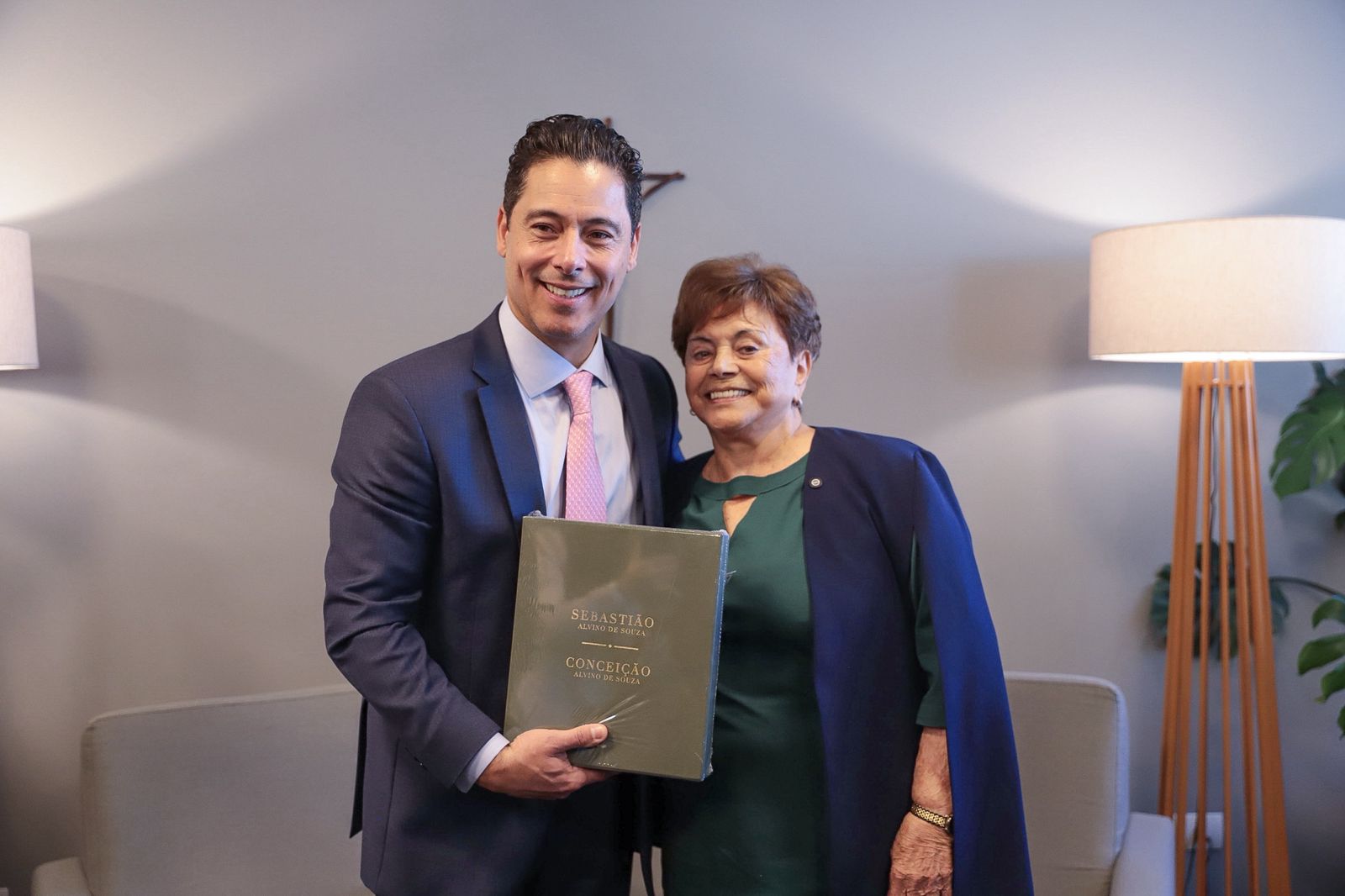 AOS 91 ANOS, DONA CONCEIÇÃO É HOMENAGEADA NA PREFEITURA DE GUARAREMA COM LANÇAMENTO DE LIVROS