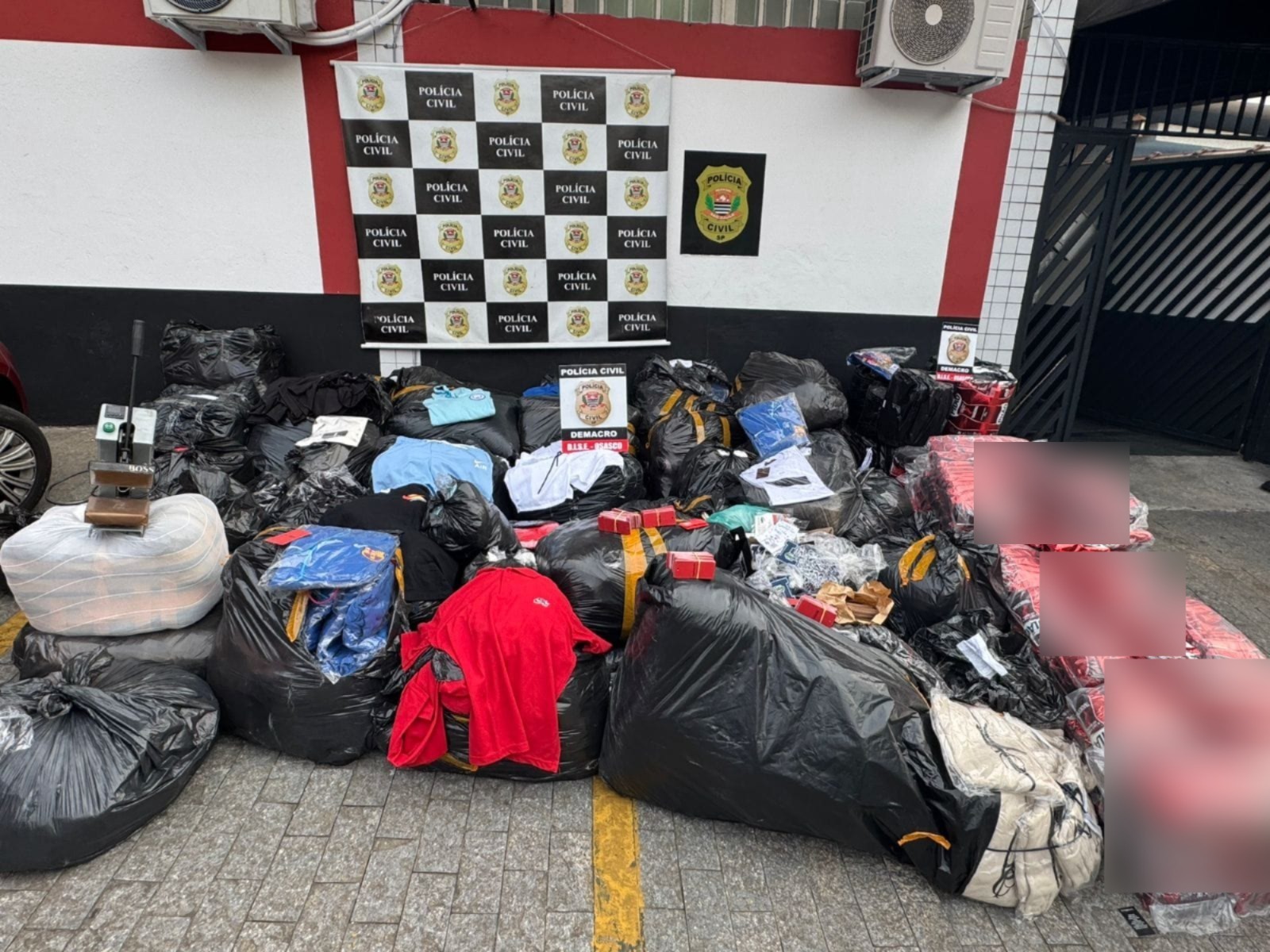 POLÍCIA CIVIL DESMONTA DEPÓSITO CLANDESTINO COM ROUPAS E CAFÉ FALSIFICADOS NA MOOCA