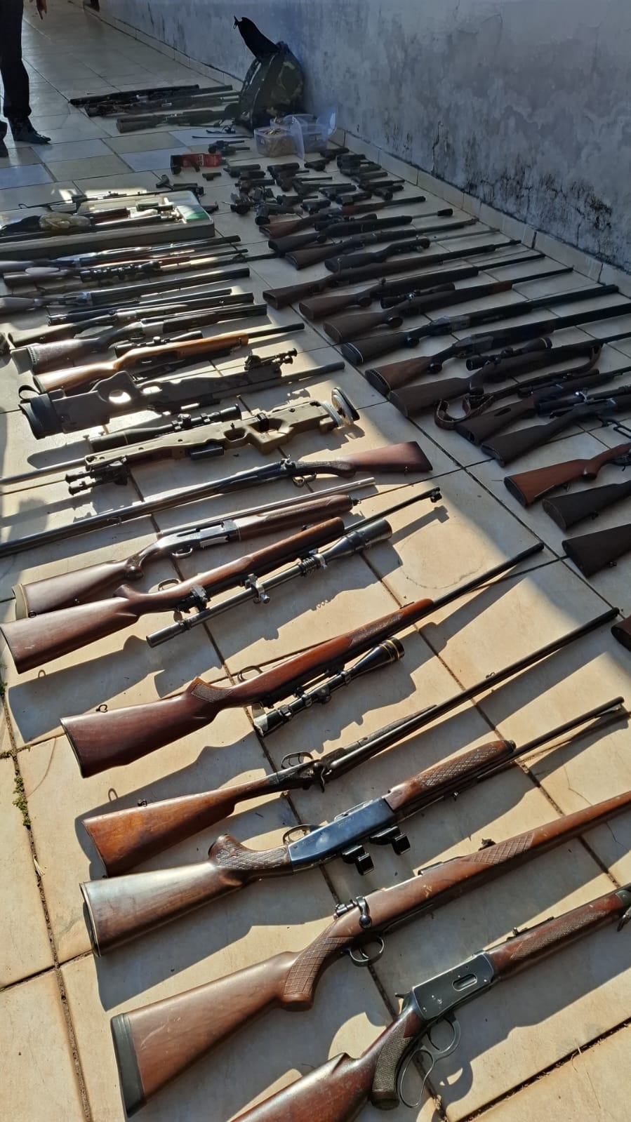 PM APREENDE 111 ARMAS DE FOGO EM SÍTIO DE SÃO ROQUE DURANTE OPERAÇÃO CONTRA O CRIME ORGANIZADO