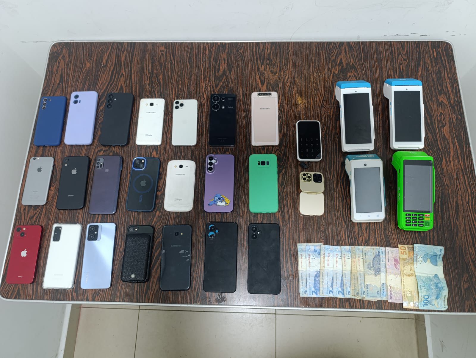 POLÍCIA MILITAR PRENDE HOMEM COM 22 CELULARES ILEGAIS NO CENTRO DE SÃO PAULO