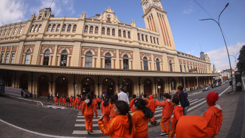ALUNOS DE GUARAREMA VISITAM MUSEU DA LÍNGUA PORTUGUESA EM PROGRAMA EDUCACIONAL