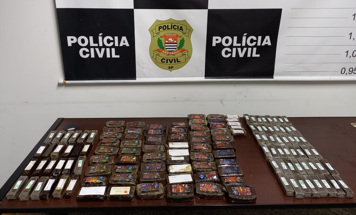 MULHER É PRESA EM GUARULHOS COM 10 QUILOS DE HAXIXE ESCONDIDOS EM FUNDO FALSO DE MALA