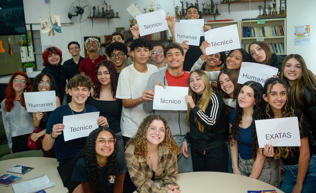 ESTUDANTES DA 1ª SÉRIE DO ENSINO MÉDIO DEVEM REGISTRAR ESCOLHA DE ITINERÁRIO FORMATIVO ATÉ SEXTA-FEIRA (19)