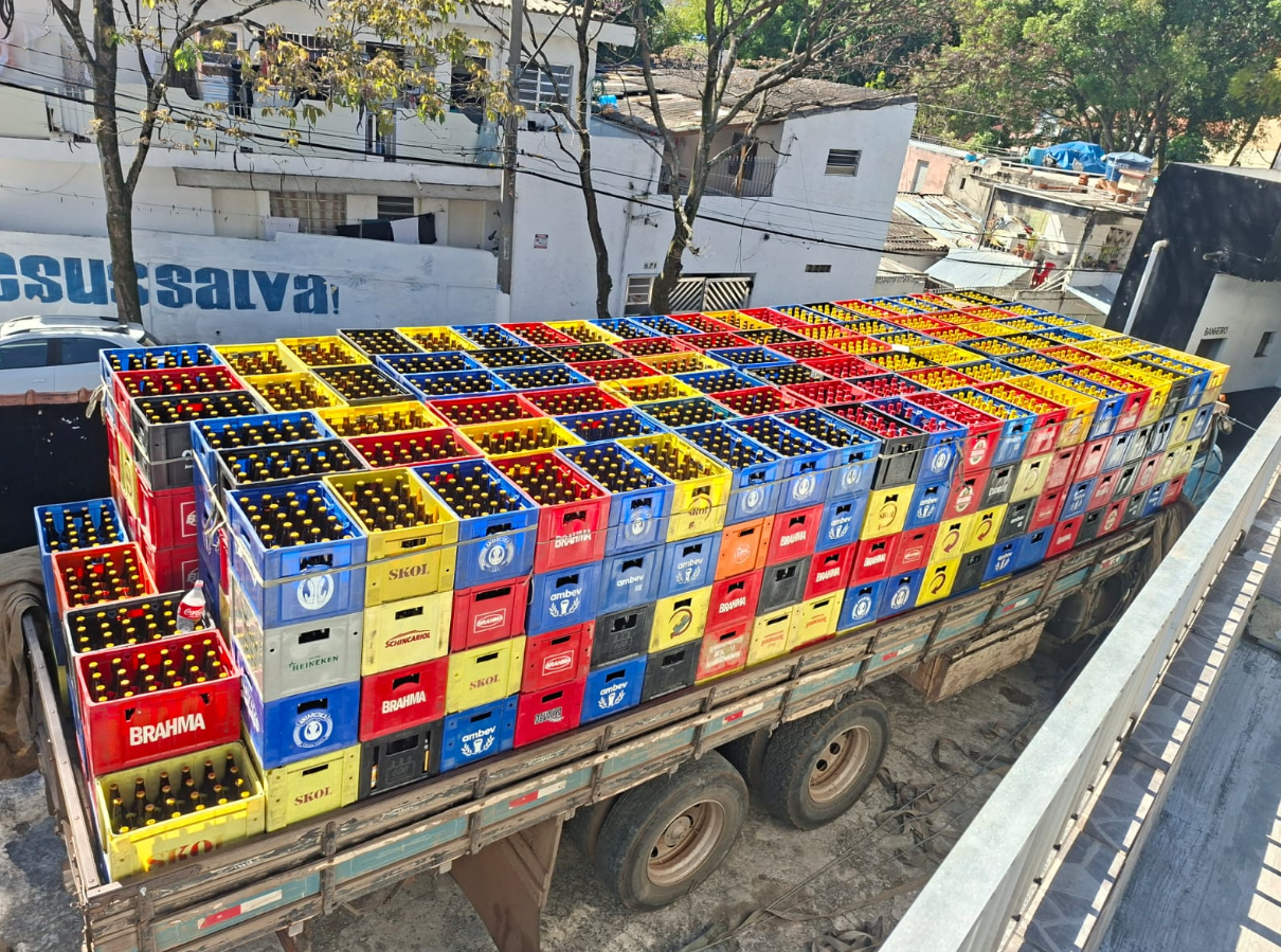 POLÍCIA CIVIL APREENDE CAMINHÃO COM 12 MIL GARRAFAS DE BEBIDAS ALCOÓLICAS FALSIFICADAS EM OSASCO