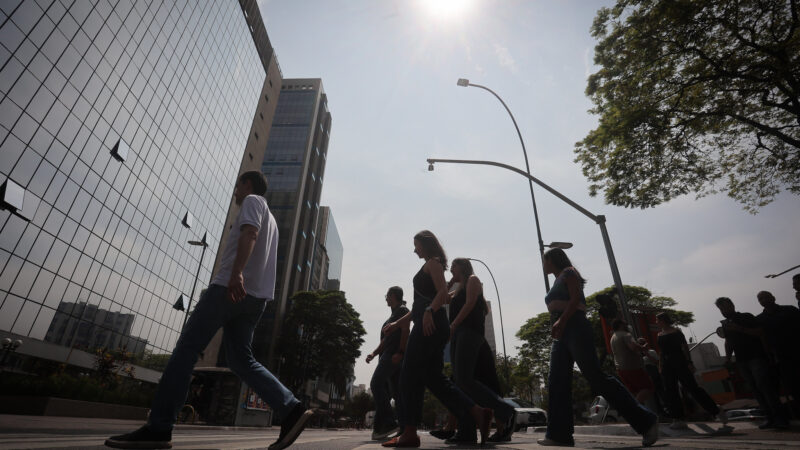 SEXTA-FEIRA (17) DE CALOR INTENSO E CHUVAS ISOLADAS EM SÃO PAULO
