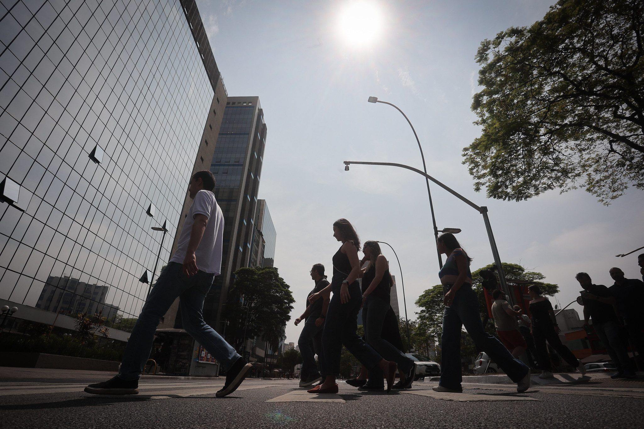 SEXTA-FEIRA (17) DE CALOR INTENSO E CHUVAS ISOLADAS EM SÃO PAULO