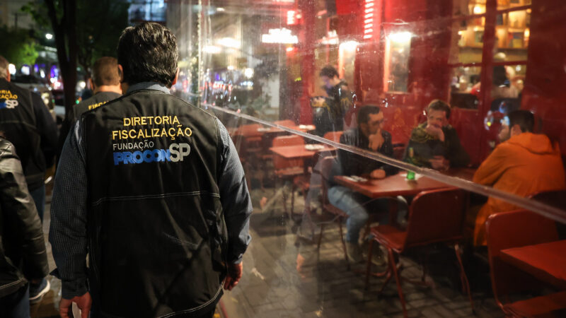 PROCON-SP FISCALIZA ESTABELECIMENTOS EM AÇÃO CONTRA BEBIDAS ADULTERADAS COM METANOL