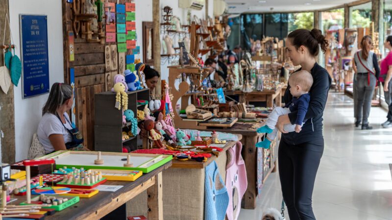FEIRA TRAMA, COR & ARTE MOVIMENTA O DOMINGO EM GUARAREMA COM ARTESANATO E EMPREENDEDORISMO
