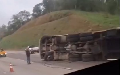 CARRETA TOMBA E CAUSA CONGESTIONAMENTO NO RODOANEL