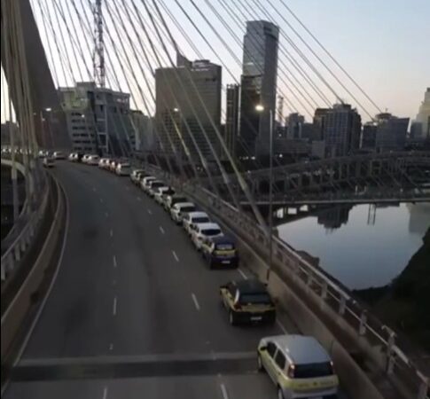 PROTESTO DE DONOS DE AUTOESCOLAS REÚNE 200 VEÍCULOS NA PONTE ESTAIADA