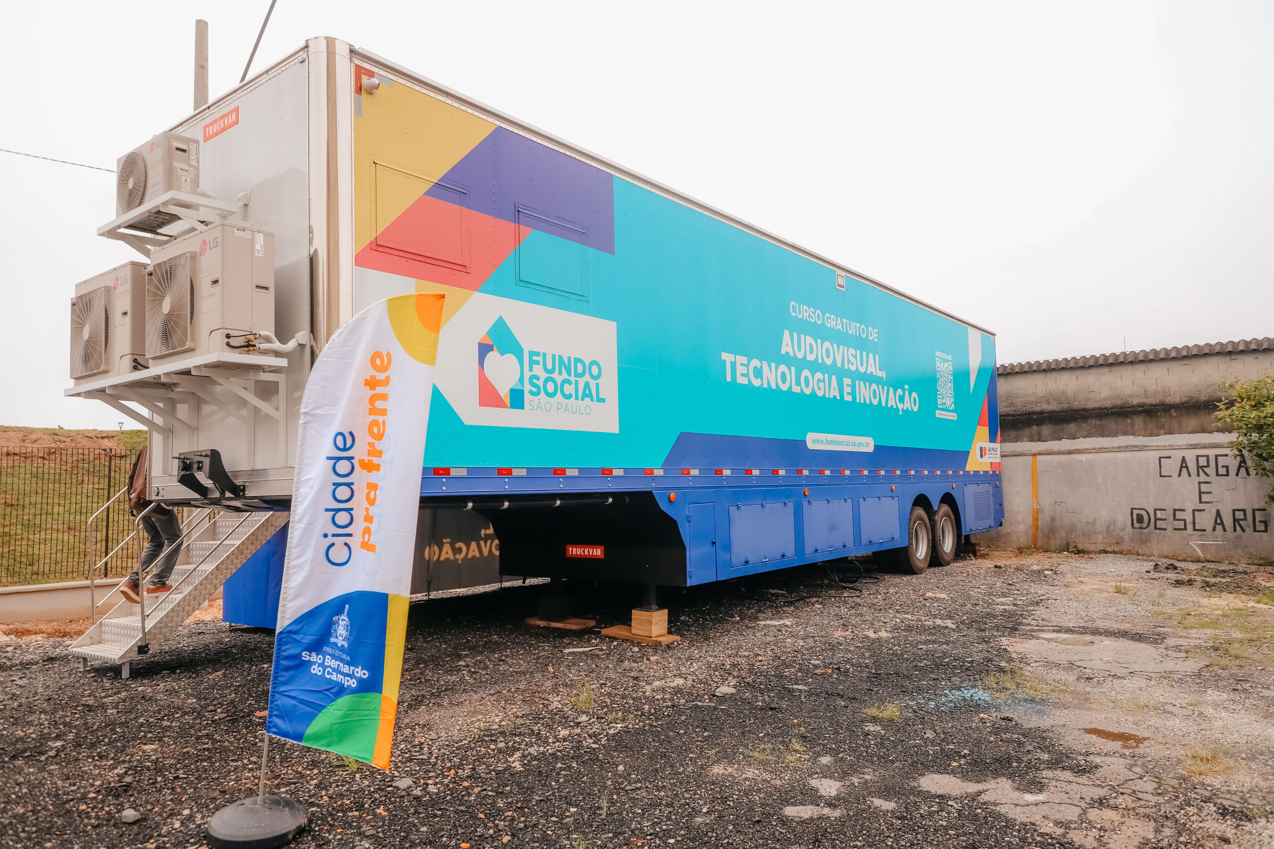 PRAÇA DA CIDADANIA EM SÃO BERNARDO RECEBE CARRETA DA CAPACITAÇÃO COM OFICINA DE PRODUÇÃO 3D