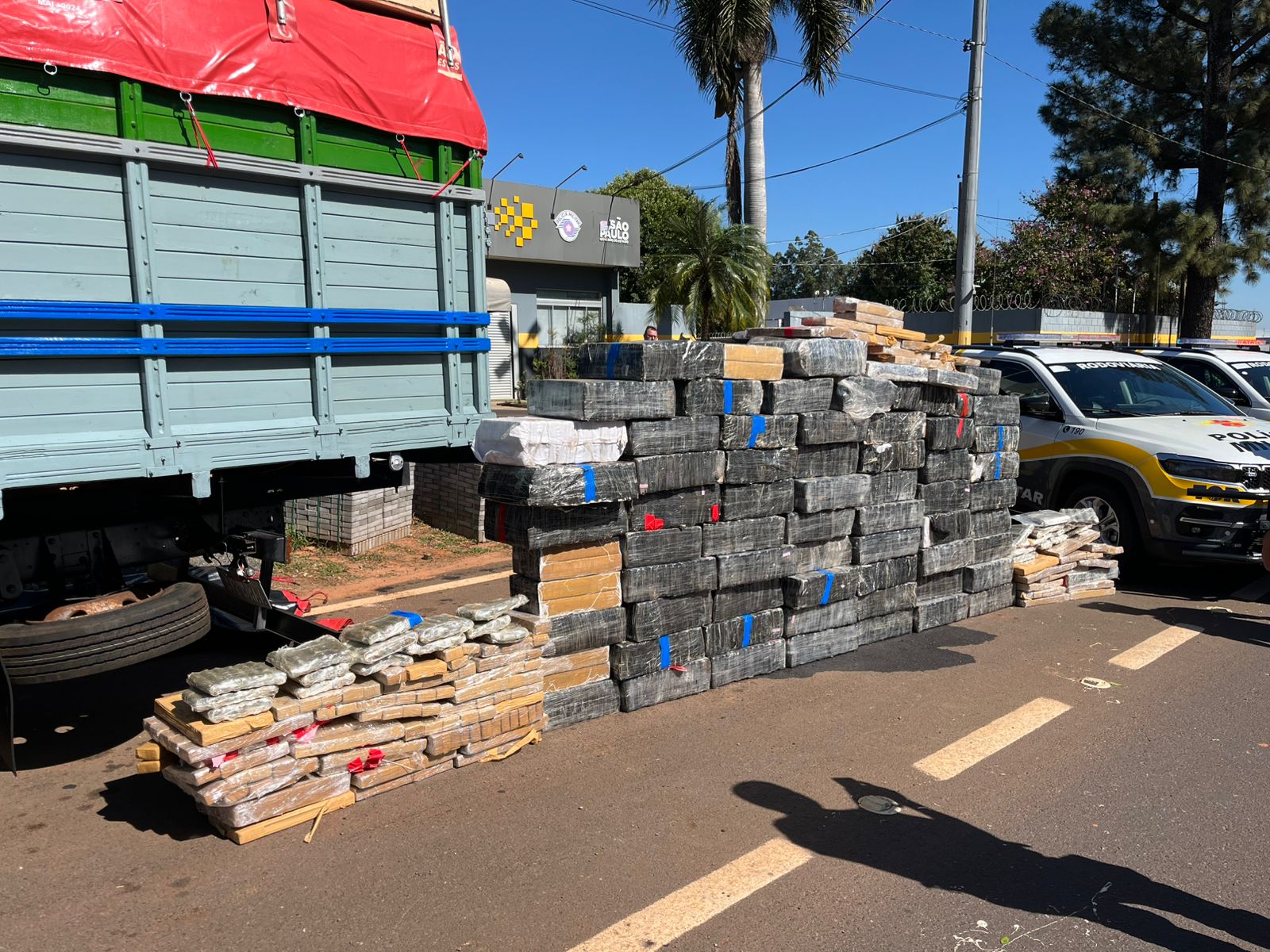 PM RODOVIÁRIA DE SP BATE RECORDE: MAIS DE 111 TONELADAS DE DROGAS APREENDIDAS EM 2025